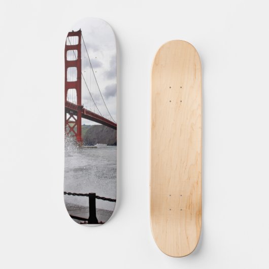 城砦から見られるサンフランシスコのゴールデンゲートブリッジ スケートボード (正面)