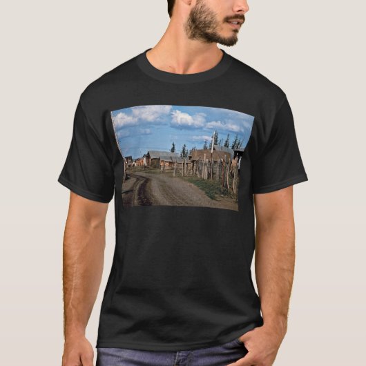 城砦のユーコン準州の村の通り Tシャツ (正面)