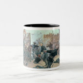 城砦の防御: インディアンは米国の騎兵隊を攻撃します ツートーンマグカップ (中央)