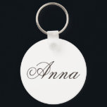 基本ラウンドキーチェーンという名前の「Anna」 キーホルダー<br><div class="desc">"Anna"はBasic Round Keychainと名付けられた。ブラウンカラーの文字「アンナ」が入っている。</div>
