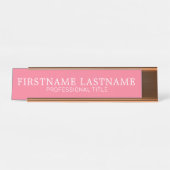 基本的なピンクの白伝統的色の名前とタイトル デスクネームプレート (正面)