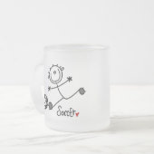 基本的な棒の姿のサッカーのTシャツおよびギフト フロストグラスマグカップ (正面左)