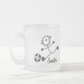 基本的な棒の姿のサッカーのTシャツおよびギフト フロストグラスマグカップ (左)