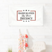 基本的な礼儀によって急進化した民主主義の社会 横断幕 (インサイチュ)