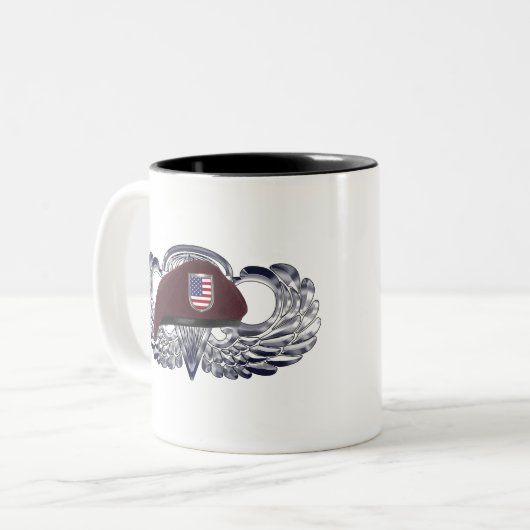 基本的な空中の翼に特別に設計されたベレー ツートーンマグカップ (正面左)