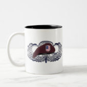 基本的な空中の翼に特別に設計されたベレー ツートーンマグカップ (左)