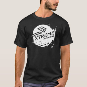 基本的な黒いTシャツにアイロンをかけるXtreme Tシャツ