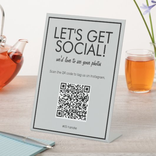 基本的モダンなグレーソーシャルメディアQRコード表記 台座サイン (インサイチュ)