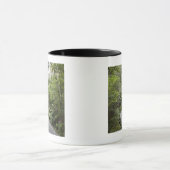 基盤の熱帯雨林を通した道の マグカップ (中央)