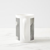 堂々たるアフリカグレイ ボーンチャイナマグカップ (裏面)