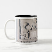 場面を集める税を描写するレリーフ、浮き彫り ツートーンマグカップ (左)