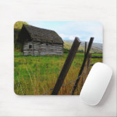 塀が付いている田園分野の断念された古い納屋 マウスパッド (マウス)