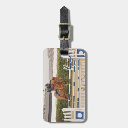 塀の荷物のラベル上の馬 ラゲッジタグ (正面縦)