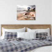 塔のあるビーチ上の古い赤いボート キャンバスプリント (インサイチュ (寝室))
