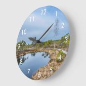 塔のある沼の上の木製の歩道 ラージ壁時計 (傾斜)