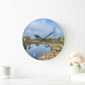 塔のある沼の上の木製の歩道 ラージ壁時計 (ホーム)