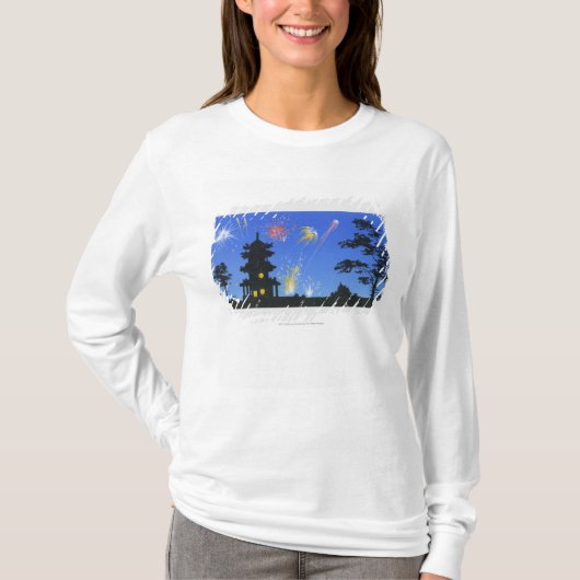 塔の花火の表示そしてシルエット Tシャツ (正面)