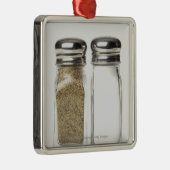 塩およびコショウのシェーカーのクローズアップ メタルオーナメント (右)