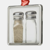 塩およびコショウのシェーカーのクローズアップ メタルオーナメント (左)