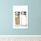 塩とコショウ・シェーカー2のクローズアップ キャンバスプリント (インサイチュ (ウッドフロア))