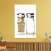 塩とコショウ・シェーカー2のクローズアップ キャンバスプリント (インサイチュ (リビング))