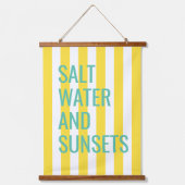塩水とサンセットイエローカバナストライプ 吊り下げ型タペストリー (正面)