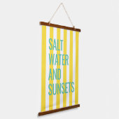 塩水とサンセットイエローカバナストライプ 吊り下げ型タペストリー (傾斜あり)