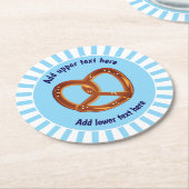 塩漬けプレッツェルニブル – 青と白の軽食 ラウンドペーパーコースター (アングル)