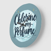 塩素が私の香水 笑える水泳の名言 ラージ壁時計 (傾斜)