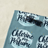 塩素が私の香水 笑える水泳名言 ビーチタオル (インサイチュ)