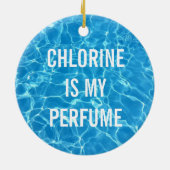 塩素は私の香水スイミングプールのタイポグラフィである セラミックオーナメント (裏面)