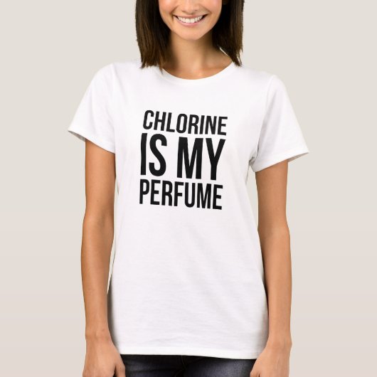 塩素は私の香水 – スイミングパン Tシャツ (正面)