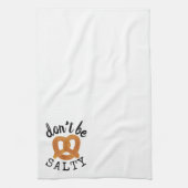 塩辛いプレッツェルおもしろいパンするな キッチンタオル (縦)