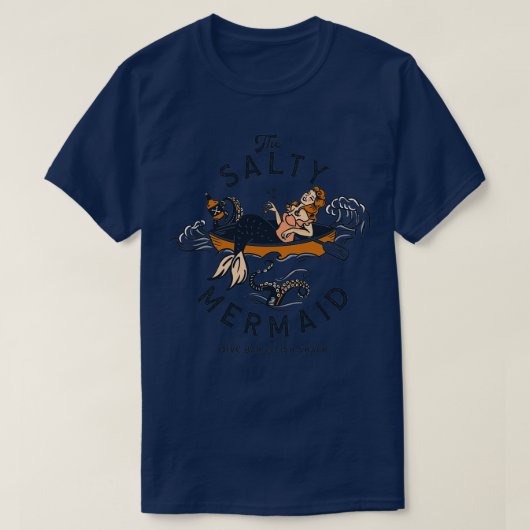 塩辛い人魚ダイビングバーアンプフィッシュシャッククート Tシャツ (デザイン正面)