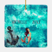 塩辛パーソナライズされたい人魚といかりのクリスマス セラミックオーナメント (裏面)