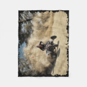 塵雲w/Edgesの砂利道のATV フリースブランケット (正面)