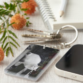 墓の上の美しい白猫 キーホルダー (正面右)