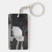 墓の上の美しい白猫 キーホルダー (裏面)