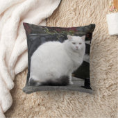 墓の上の美しい白猫 クッション (ブランケット)