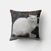 墓の上の美しい白猫 クッション (裏面)