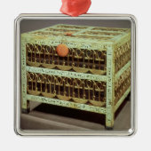 墓の宝庫からの貴重品箱の メタルオーナメント (正面)