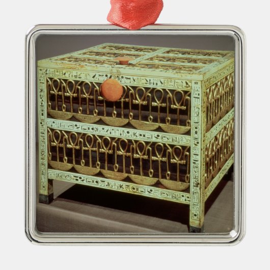 墓の宝庫からの貴重品箱の メタルオーナメント (正面)