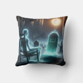 墓地に座っている幽霊のような男 クッション (裏面)