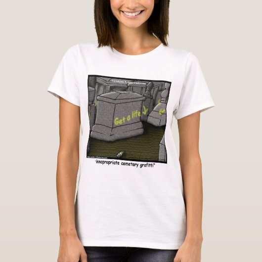 墓地の落書きがひどい面白いデザイン Tシャツ (正面)