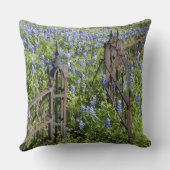 墓地の門を取り囲むブルーボンネットとフロックス クッション (裏面)