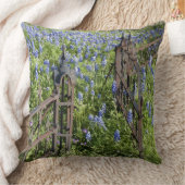 墓地の門を取り囲むブルーボンネットとフロックス クッション (ブランケット)