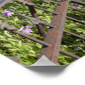 墓地の門を取り囲むブルーボンネットとフロックス ポスター (角)