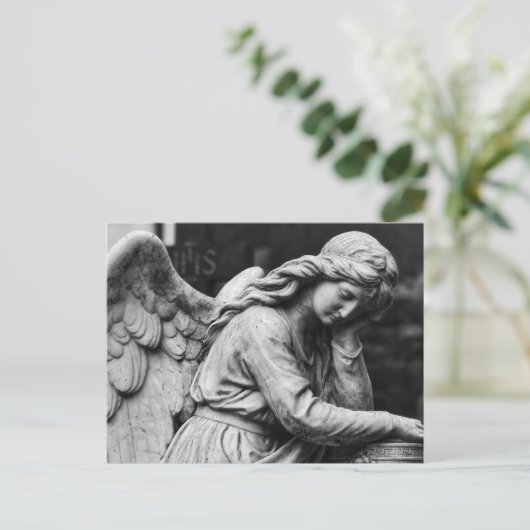 墓地の黒と白の天使の像 ポストカード (スタンド正面)