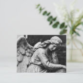 墓地の黒と白の天使の彫像 ポストカード (スタンド正面)