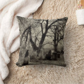 墓石に座っている孤独なカラス クッション (ブランケット)